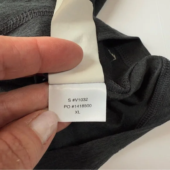 Vuori Strato Tech V-Neck Tee Charcoal Heather XL - Picture 8 of 9